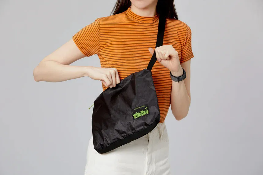 BT21 OVER LAB STANDARD SACOCHE BAG BLACK